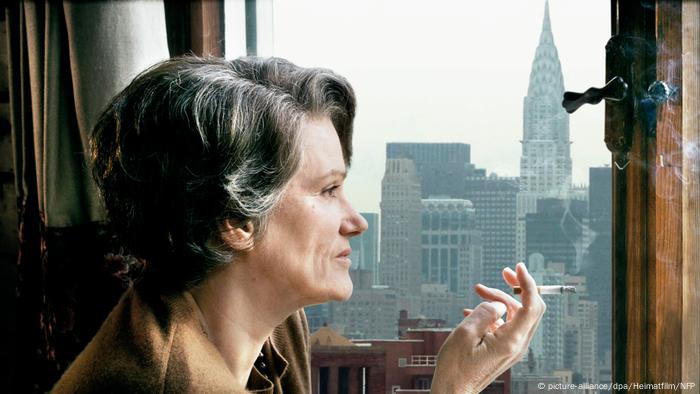Barbara Sukowa guckt aus dem Fenster in New York (picture-alliance/dpa/Heimatfilm/NFP)