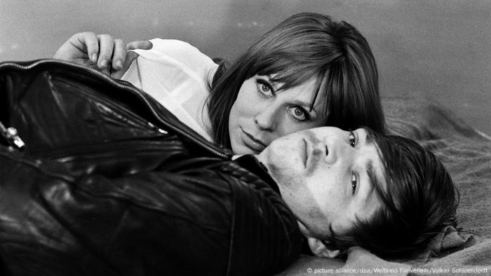Ein Mann und eine Frau liegen nebeneinander auf dem Boden und starren in die Kamera (picture-alliance/dpa/Weltkino Filmverleih/Volker Schloendorff)