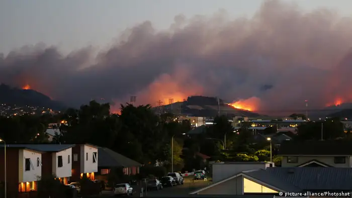 Wildfires loom over houses in Christchurch (picture-alliance/Photoshot)