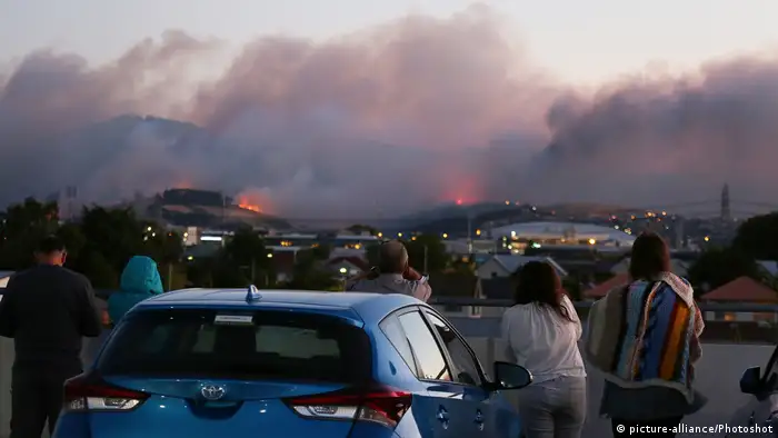People look at the wildfires in Christchurch, the second largest city of New Zealand (picture-alliance/Photoshot)