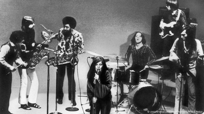 Janis Joplin mit der Kozmic Blues Band auf der Bühne.