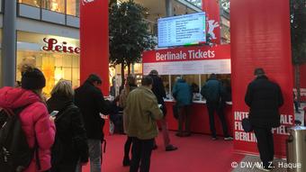 Ticketschalter der Berlinale mit Schlange