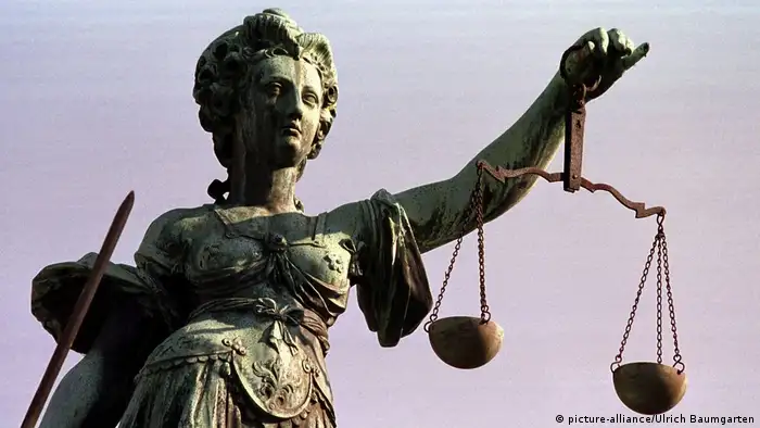 Justitia mit Pendelwaage (picture-alliance/Ulrich Baumgarten)
