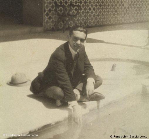 Federico García Lorca im Patio de los Arrayanes der La Alhambra in Granada, 1927 (Quelle: Fundación Lorca)