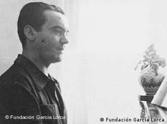 Federico García Lorca spielt 1935 Klavier in dem Landhaus der Familie (Quelle: Fundación García Lorca)