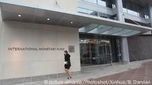 +++Nur im Rahmen der Berichterstattung zu verwenden!+++
(151130) -- WASHINGTON D.C., Nov. 30, 2015 () -- Photo taken on Nov. 30, 2015 shows a woman walking past the headquarters of the International Monetary Fund (IMF) in Washington D.C., the United States. The International Monetary Fund (IMF) announced on Monday that Chinese currency renminbi (RMB) is eligible for joining the Special Drawing Rights (SDR) basket as an international reserve currency. (Xinhua/Bao Dandan) |