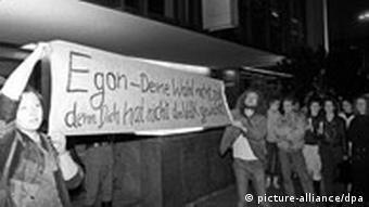 Во Берлин, на 24.10.1989 година учесниците на демонстрациите за повеќе демократија протестираат пред Палатата на Републиката против изборот на Егон Кренц.