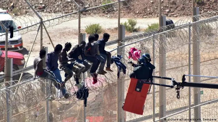 Spanien Marokko Ceuta Flüchtlinge überwinden Zaun (picture-alliance/dpa/A. Sempere)