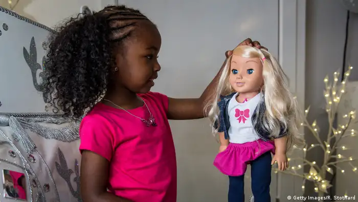 Großbritannien Mädchen mit der Puppe Cayla (Getty Images/R. Stothard)