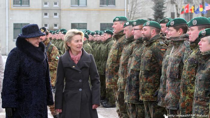 Lithuanian President Dalia Grybauskaite and German Defense Minister Ursula von der Leyen visit troops in Lithuania (Getty Images/AFP/P. Malukas)