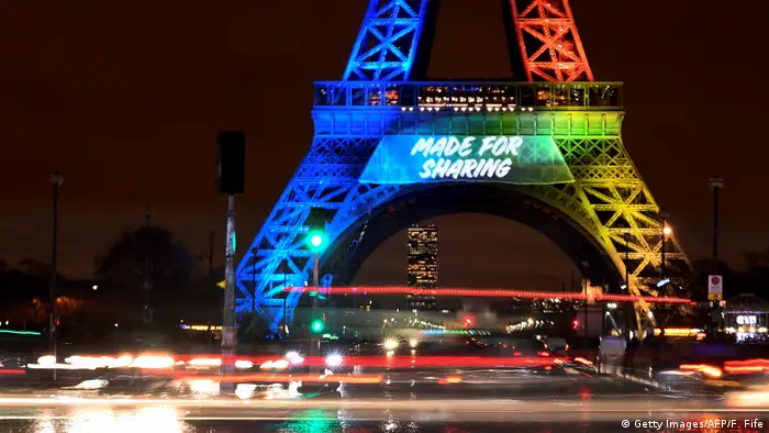 Frankreich Pariser Olympia-Bewerbung präsentiert ihr Logo auf dem Eifelturm (Getty Images/AFP/F. Fife)