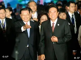 2008年11月3日，江丙坤（前左）欢迎陈云林