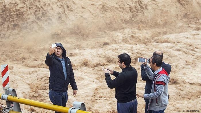 Im Februar bricht ein Erddamm in der Provinz Dschahrom, im Süden Irans. 700 Häuser werden zerstört, mehr als 2000 weitere Häuser beschädigt. Der Generaldirektor für Krisenbewältigung in der Provinz dementiert zuerst die Berichte über den Dammbruch. Die Fotos in den sozialen Medien werden als Fälschung bezeichnet. 