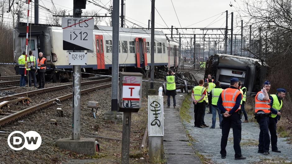 Police probe deadly train crash in Belgium – DW – 02/18/2017