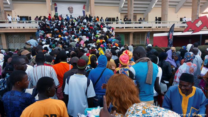 Gambia Präsident Adama Barrow | Amtsübernahme & Einweihungszeremonie in Bakau (Reuters/T. Gouegnon)