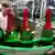 Rotkäppchen-Sektproduktion am laufenden Band: Flaschen werden auf einem Förderband transportiert (Foto: dpa)