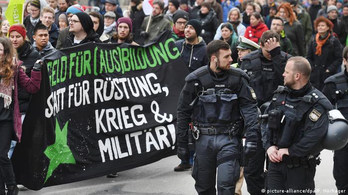  Deutschland | Münchner Sicherheitskonferenz |Demonstration gegen die Sicherheitskonferenz in München (picture-alliance/dpa/F. Hörhager)