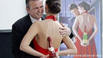 Ο διευθυντής της επιχείρησης Γκούντερ Χάιζε (αρ.) με ένα μοντέλο παρουσιάζει τη διαφημιστική καμπάνια για το «Κοκκινοσκουφίτσα» (φωτ. dpa/Απρίλιος 2007)