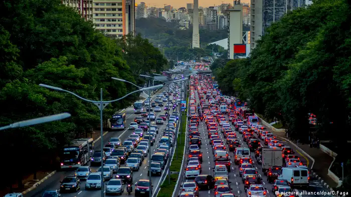 Verkehrschaos Sao Paulo Brasilien (picture alliance/dpa/C.Faga)