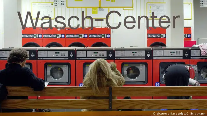 250 Jahre Waschmaschine | Waschsalon in Essen (picture-alliance/dpa/O. Stratmann)