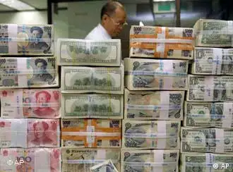 韩国兑换银行首尔总部工作人员在清点外汇：人民币赫然在列