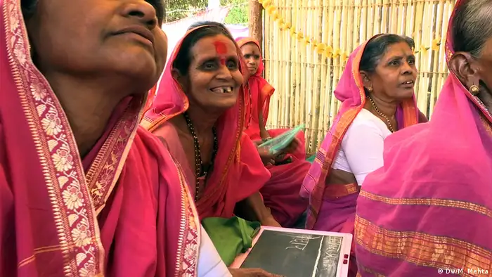 Indien Schule für ältere Frauen in der Ortschaft Phangane