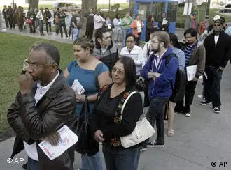 US citizens wait in line to cast their vote