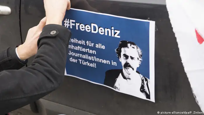 Deutschland Autokorso für inhaftierten Journalisten Deniz Yücel in Berlin