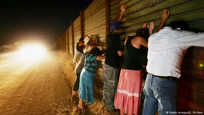 Grenze Mexiko USA Grenzzaun Mauer Zaun Menschen Symbolbild (Getty Images/D. McNew)