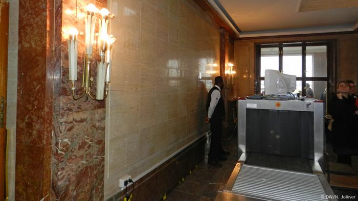 Зона проверки багажа в мраморном фойе