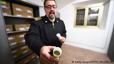Italien Militär baut Cannabis für Schwerkranke an (Getty images/AFP/F. Monteforte)