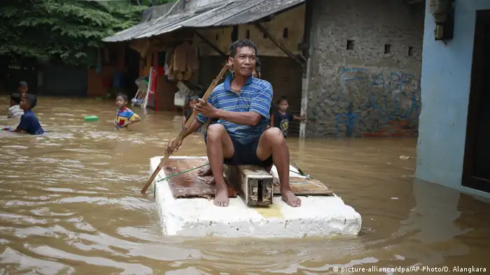 Indonesien Überschwemmung in Jakarta (picture-alliance/dpa/AP-Photo/D. Alangkara)