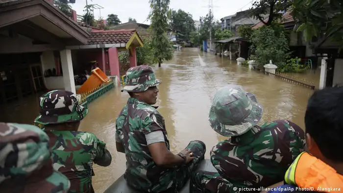 Indonesien Überschwemmung in Jakarta (picture-alliance/dpa/Ap Photo/D. Alangkara)