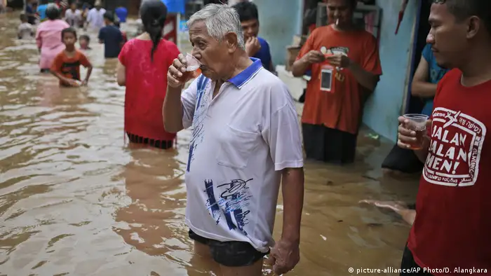 Indonesien Überschwemmung in Jakarta (picture-alliance/AP Photo/D. Alangkara)