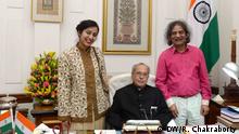 Titel: Bangladeshi artist and his daughter with president of India.
Description: Bangladeshi artist and freedom fighter Md. Sahabuddin and his daughter Ms. Chitralekha with President of India Mr. Pranab Mukharjee.
Keywords:  Guest of the Indian Predident.
 
Who is in the picture: President of India Mr. Pranab Mukharjee, Bangladeshi artist Md. Sahabuddin and Ms. Chitralekha.
When was it taken: 20/02/2017
Where was it taken: Rashtrapati Bhawan, New Delhi.
Copyright: I (Rajib Chakraborty) have taken the picture and give DW the right to use it. 