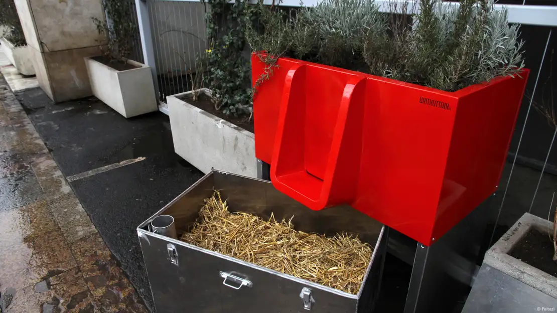 L'Uritonnoir: the straw bale urinal that makes compost from