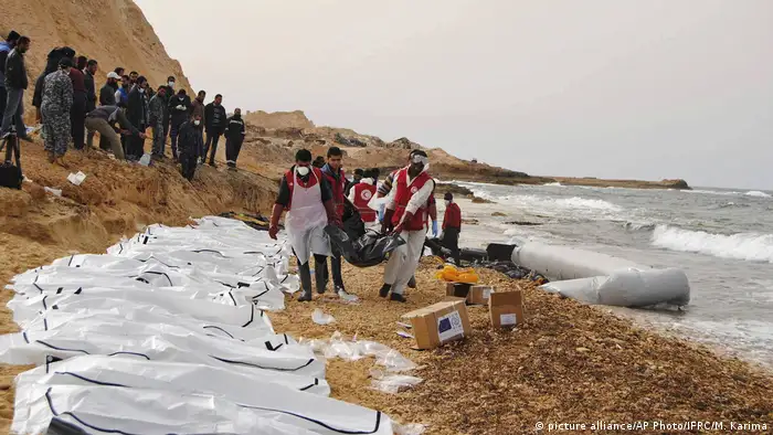 Libyen Tote Flüchtlinge an der Küste nahe Zawiya (picture alliance/AP Photo/IFRC/M. Karima)