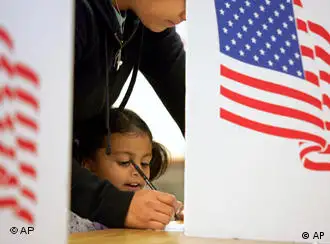 3岁的小女孩陪着妈妈一起投票
