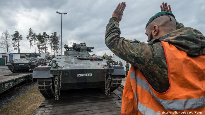 Bundeswehr verlädt Panzer für den Transport nach Litauen