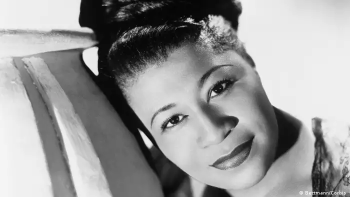 Eigentlich wollte Ella Fitz Gerald Tänzerin werden. Bei einem Tanzwettbewerb begann sie vor Nervosität zu singen. Das Publikum war begeistert. Mit ihrer einzigartigen Stimme eroberte sie die Jazz-Welt: Ihre Solokarriere startete sie 1941 und nahm Schallplatten mit den Star-Trompetern Louis Armstrong und Dizzy Gillespie auf. Unvergessenes Highlight: Ellas Aufnahme des Cole Porter Songbook.