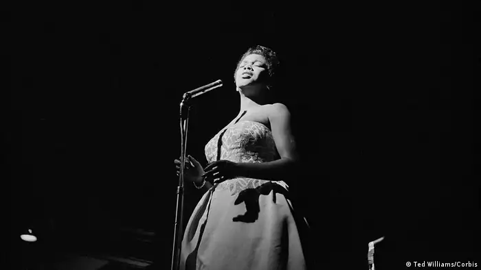 Sarah Vaughan wurde wie Ella Fitz Gerald bei einem Amateurwettbewerb entdeckt. Sie prägte als eine der großen Stimmen den Jazzgesang, setzte sich aber von Fitzgerald und anderen ab: Sie wollte nicht nur Diva, sondern auch eine seriöse Künstlerin sein und entdeckte die Musik des Broadway für sich. Gekonnt bewegte sie sich zwischen den Stilen - und das bis in die 1980er Jahre.