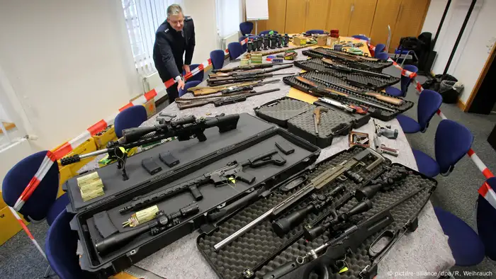Police show weapons siezed in a raid on alleged Reichsbürger members (picture-alliance/dpa/R. Weihrauch)
