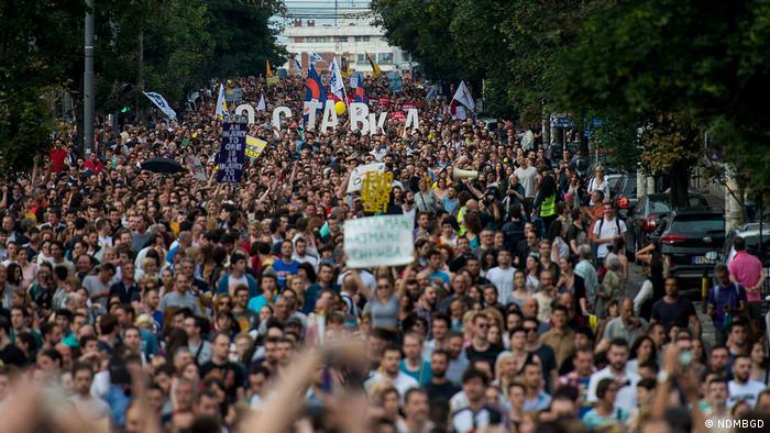 Serbien Belgrad Proteste „Flutet Belgrad nicht“