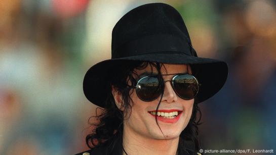 Fans mark 10 years since Michael Jackson's death – DW – 06/25/2019