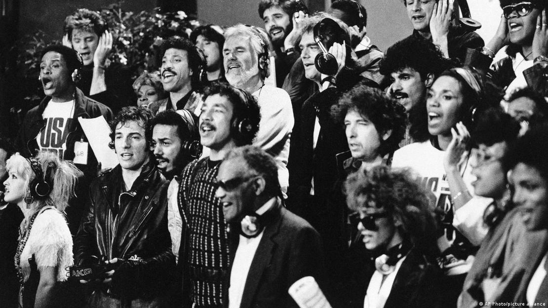 Superestrelas da música reunidas na gravação da canção "We Are the World" 