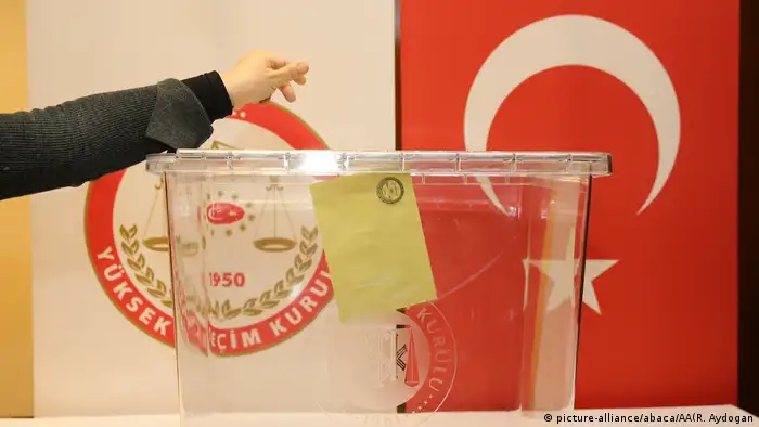 Türkei Referendum Stimmzettel (picture-alliance/abaca/AA(R. Aydogan)