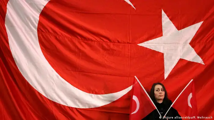 La Unión de Demócratas Europeos Turcos (UETD), organizadora en Alemania de la campaña por la reforma constitucional impulsada por Erdogan, no hará más mítines aquí, como un gesto en favor de la distensión bilateral. 21.03.2017