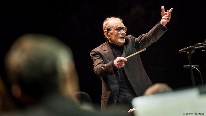 Ennio Morricone dirigiert ein Orchester. (Jelmer de Haas)