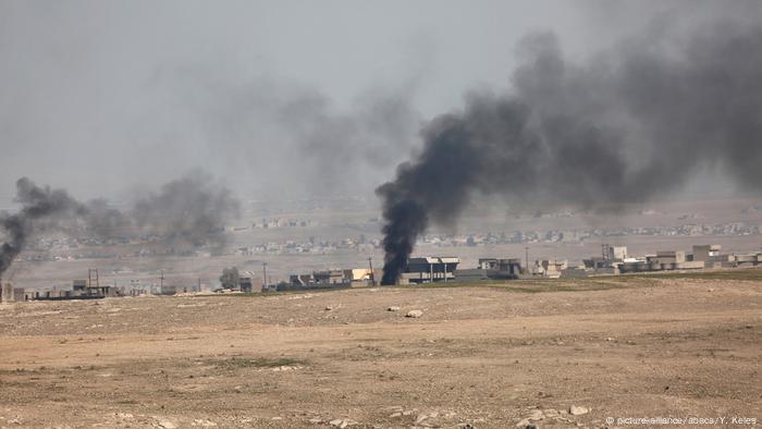 Die Sandstürme sind mittlerweile der Albtraum der Menschen im Südiran. Seit acht Jahren kommen sie über die Region, jedes Mal heftiger. Die Politiker behaupten, dass die giftigen Partikel gemischt mit dem Staub aus dem Nachbarland Irak kommen. Dort herrscht seit 35 Jahren Krieg. Die Dattelpalmenwälder sind verbrannt, die Landwirtschaft ist ruiniert und die Luft von Chemikalien geschwängert. 