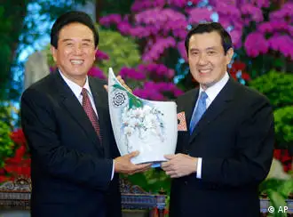 资料图片：台湾总统马英九2008年11月6日会见大陆海协会会长陈云林